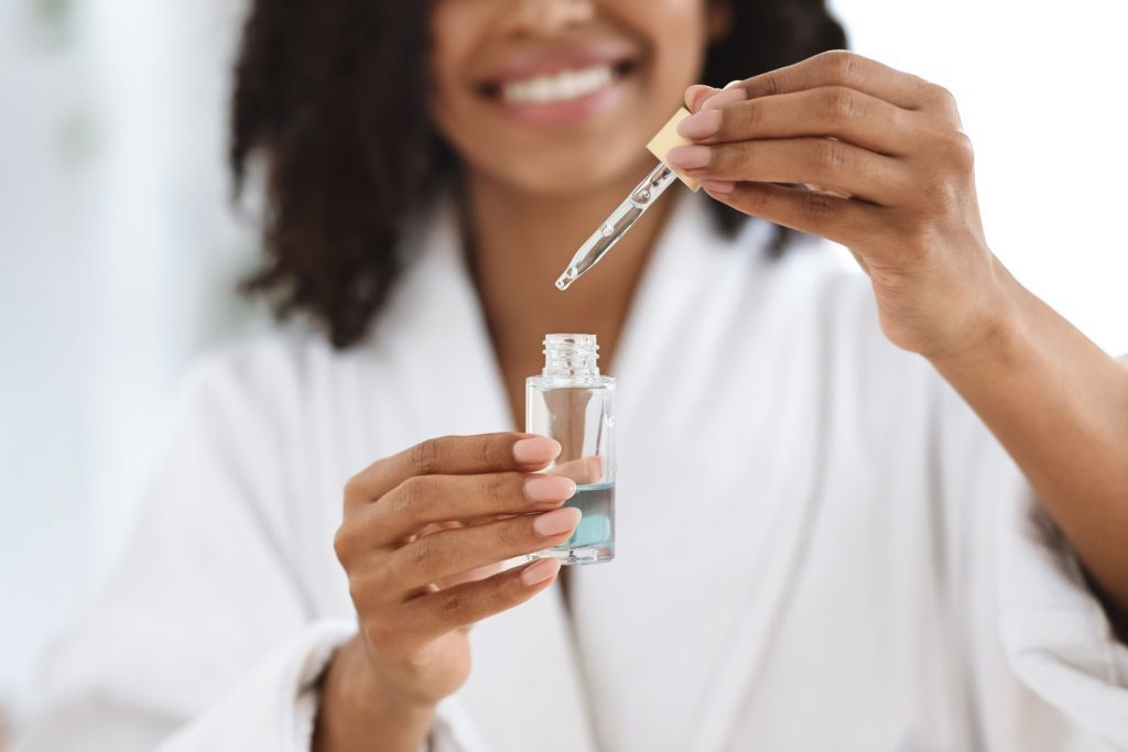 Aplicando un suero facial